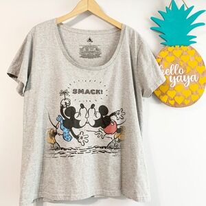 DISNEY | Gray Mickey Kissing Minnie- 2XL